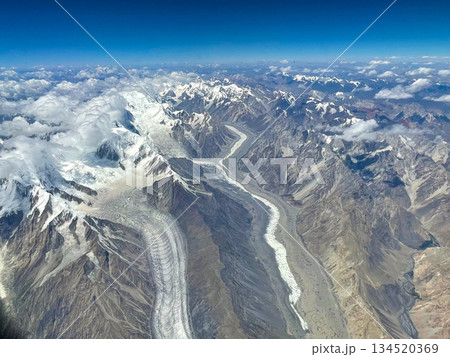 ドバイー羽田の機内より眺めるヒンドゥークシュ山脈の氷河 134520369
