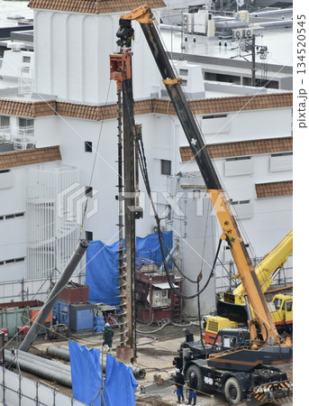 建設現場で杭打ちする大型クレーン 建設現場で杭打ちする大型クレーン 134520545