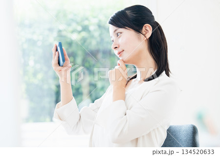 スマホを見るビジネスウーマン 134520633