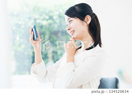 スマホを見るビジネスウーマン 134520634