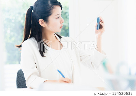 スマホを見るビジネスウーマン 134520635