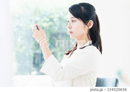 スマホを見るビジネスウーマン 134520636