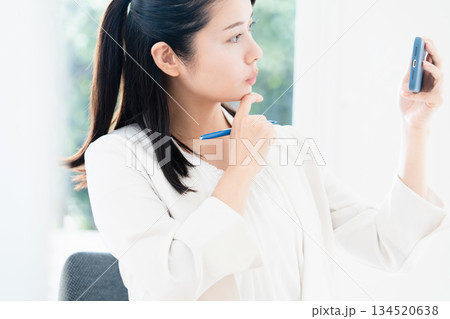 スマホを見るビジネスウーマン 134520638