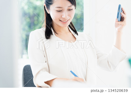 スマホを見るビジネスウーマン 134520639