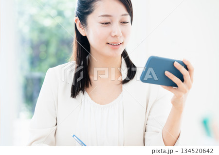 スマホを見るビジネスウーマン スマホを見るビジネスウーマン 134520642