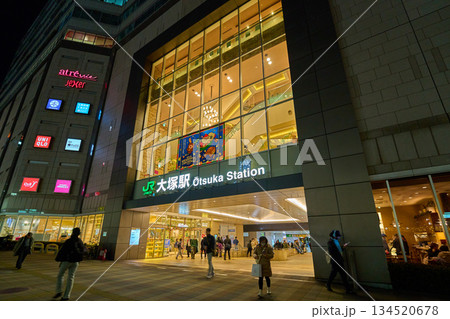 夜の東京都豊島区南大塚のJR大塚駅南口を見る 134520678