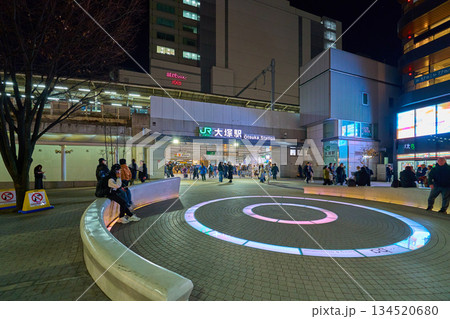 夜の東京都豊島区南大塚のJR大塚駅北口を見る 夜の東京都豊島区南大塚のJR大塚駅北口を見る 134520680