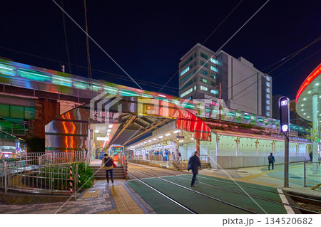 夜の東京都豊島区南大塚の都電荒川線 大塚駅前駅を見る 夜の東京都豊島区南大塚の都電荒川線 大塚駅前駅を見る 134520682