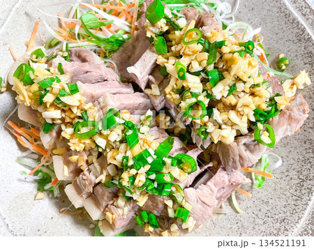 中国家庭料理・蒜泥白切肉（茹で豚のにんにくソース） 134521191