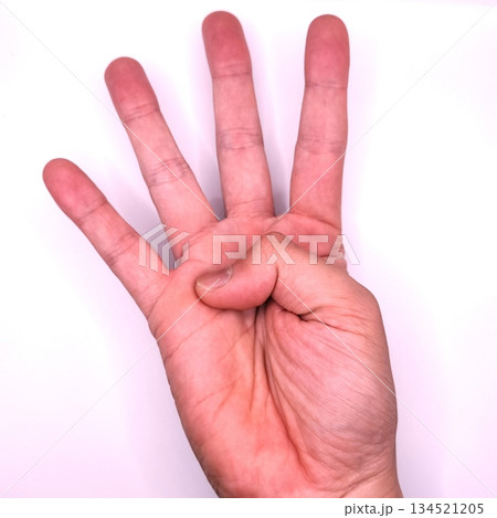 四本指を立てて示す右手のジェスチャー 134521205