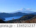 大観山展望台から観る秋の富士山と芦ノ湖 134521237