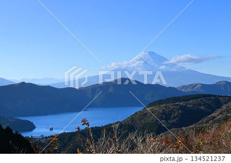 大観山展望台から観る秋の富士山と芦ノ湖 大観山展望台から観る秋の富士山と芦ノ湖 134521237