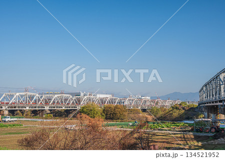 桂川に架かる東海道線鉄橋と河川敷の野菜畑　京都市 134521952