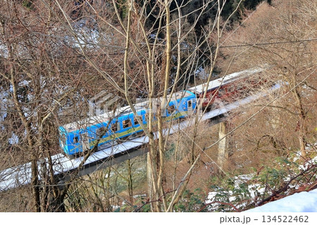 阿仁川脇の橋梁を渡る秋田内陸線の気動車 阿仁川脇の橋梁を渡る秋田内陸線の気動車 134522462