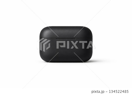 白い背景に置かれたシンプルな黒いワイヤレスイヤホンケース 134522485