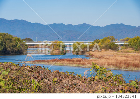 冬の桂川河川敷風景　京都市 134522541