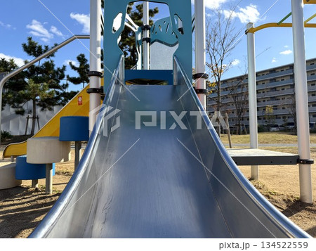 公園に設置された子供用のすべり台 134522559