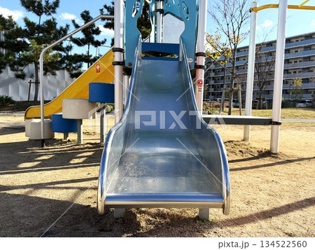 公園に設置された子供用のすべり台 公園に設置された子供用のすべり台 134522560