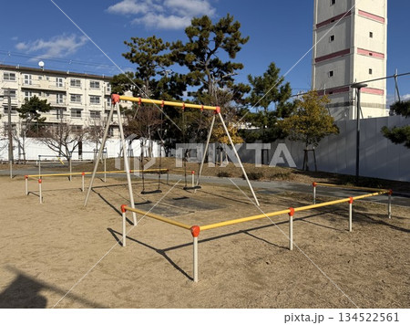 公園に設置された子供用のブランコ 134522561