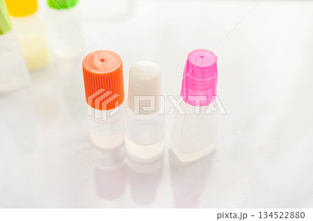 カラフルなキャップの目薬 134522880