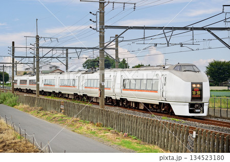 高崎線 岡部-深谷 JR東日本 651系1000番台 OM203編成(大宮) 草津 高崎線 岡部-深谷 JR東日本 651系1000番台 OM203編成(大宮) 草津 134523180