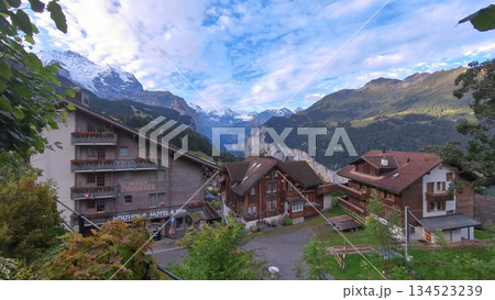スイスアルプスと山小屋の風景 134523239