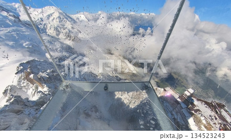 エギーユ・デュ・ミディのアルプスを一望できるガラス張り展望台 エギーユ・デュ・ミディのアルプスを一望できるガラス張り展望台 134523243