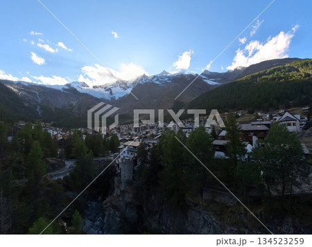 スイスの山岳リゾート・サーズフェー 134523259