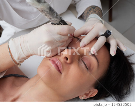 professional tattooist making permanent make up 134523503