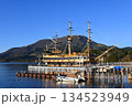 箱根駒ケ岳を背にした芦ノ湖の箱根海賊船 134523949