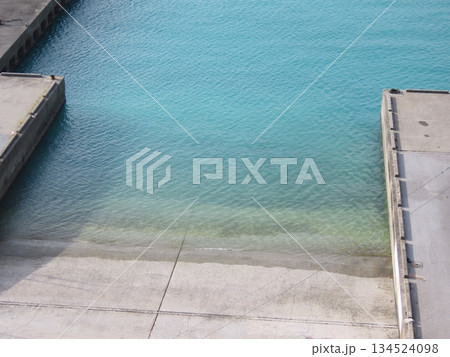 陸地から見た青い海の水面 134524098