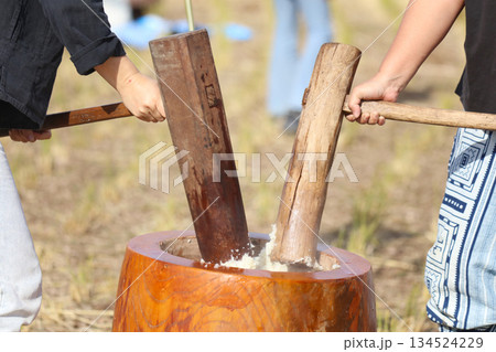餅つきをする様子 餅つきをする様子 134524229