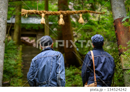 緑深い山道を歩く二人の後ろ姿 134524242