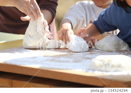 つきたての餅を丸める様子 つきたての餅を丸める様子 134524294