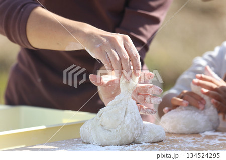 つきたての餅を丸める様子 134524295