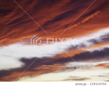 夕焼けに染まる雲 夕焼けに染まる雲 134524350