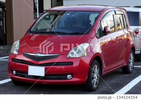 駐車場に並んだ乗用車 134524354