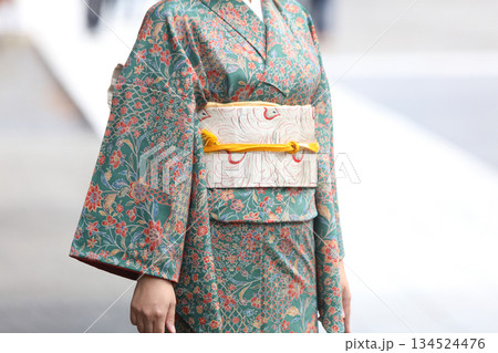 着物を着た女性 134524476
