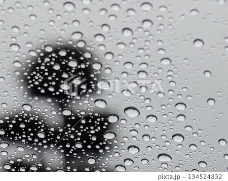 ガラスについた水滴 134524832