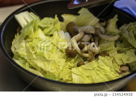白菜としめじを炒める 134524938
