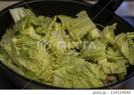 白菜を炒める 134524940