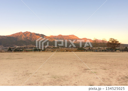 夕暮れの阿蘇山が魅せる圧倒的スケール 134525025