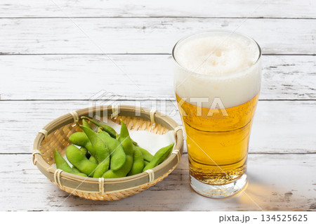白いテーブルの上に乗ったビールと枝豆 白いテーブルの上に乗ったビールと枝豆 134525625