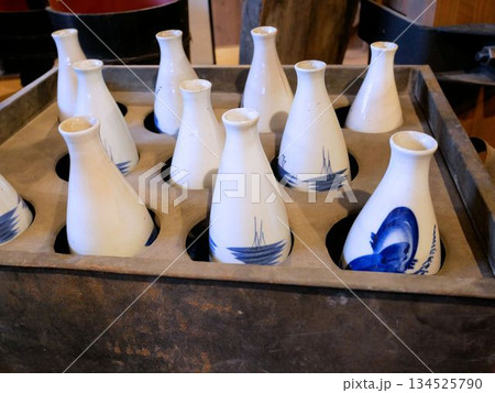 古い酒燗器と徳利 134525790