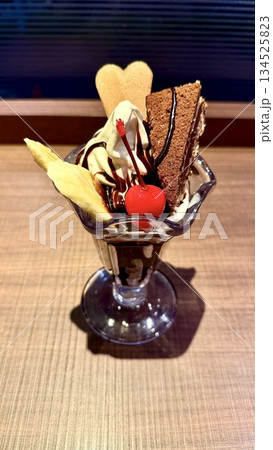 バニラチョコレートパフェ バニラチョコレートパフェ 134525823