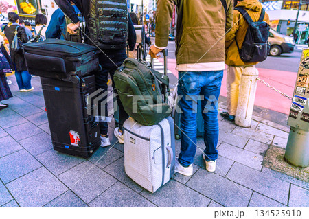 日本の東京都市景観 スーツケース…。渋谷の宮益坂下交差点を渡る外国人観光客ら 日本の東京都市景観 スーツケース…。渋谷の宮益坂下交差点を渡る外国人観光客ら 134525910