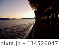 クルーズ船デッキから眺める夕焼けの海　非日常の旅時間 134526047