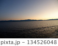 夕暮れの海と山のシルエット　静かな時間を感じる風景 134526048