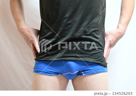 お腹を押さえる男性 134526203