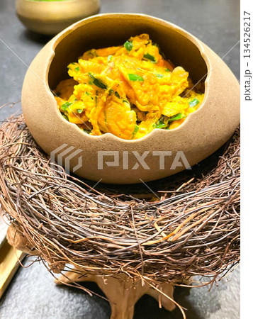 中国宴会料理・香葱炒鸵鸟蛋（ダチョウの卵炒め） 134526217